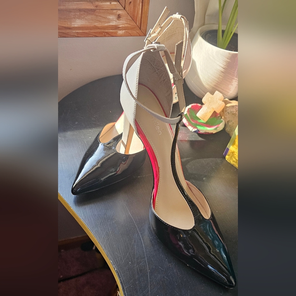 Calvin Klein Brandy Patent T-Strap Pump sz 9.5